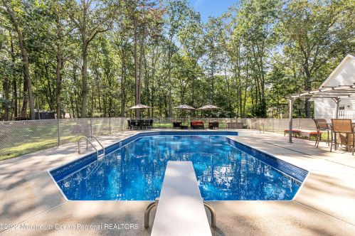 5 Dickens Ct, Jackson Twp NJ  08527-2844 exterior