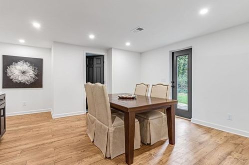 6160 Heards Creek Dr, Atlanta GA  30328-3635 exterior