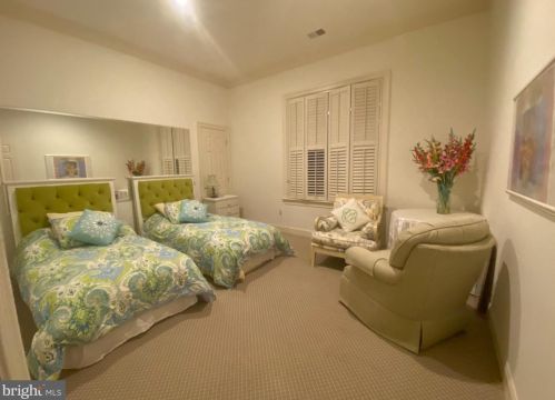 1289 Ballantrae Farm Dr, Mc Lean VA 22101-3027 exterior