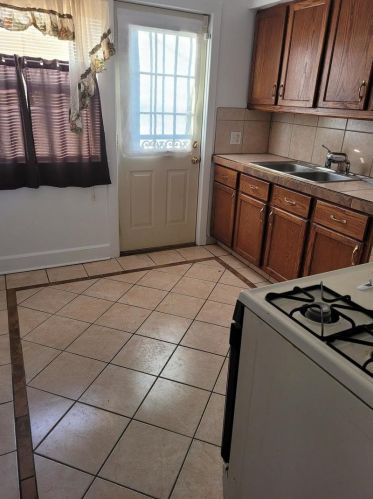 9604 Euclid Ave, Chicago, IL 60617-4726