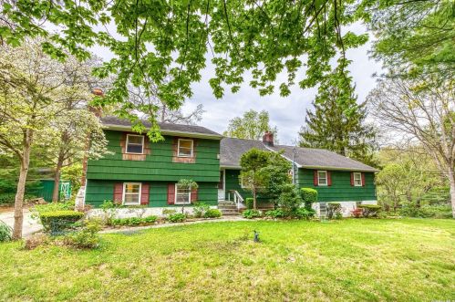 14 Arbor Ln, Huntington Station, NY 11746-5102