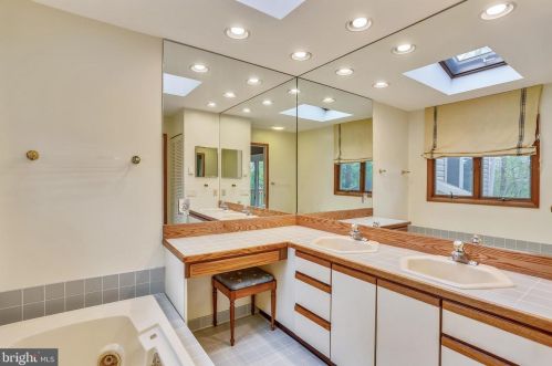 12908 Circle Dr, Rockville MD 20850-3717 exterior