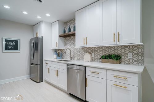 25 Chaumont Sq, Atlanta GA  30327-1088 exterior