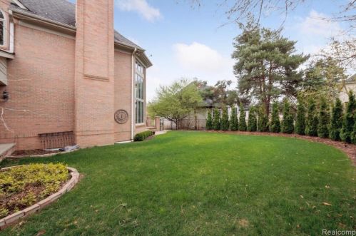 2511 Golf Crst Dr, Rochester MI 48309-4063 exterior