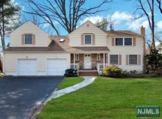 141 Windsor Rd, Tenafly, NJ 07670-2642