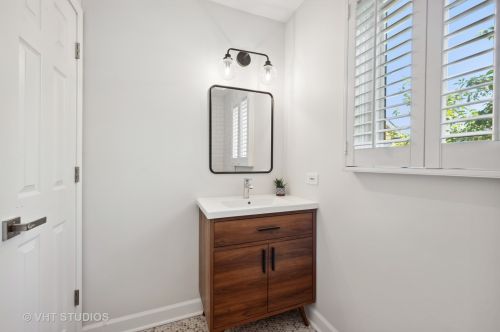 2701 Janssen Ave, Chicago IL 60657-1323 exterior