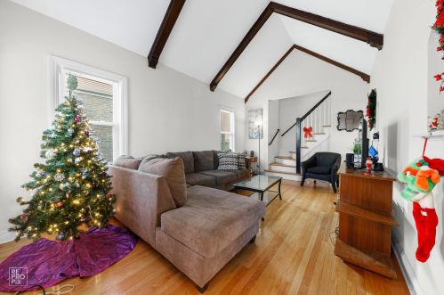 10915 Avenue, Chicago, IL 60617-6704