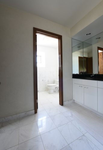 6800 Minnetonka Ave, Chicago IL 60646-1518 exterior