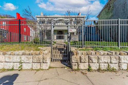 200 Main St, Pittsburgh PA 15215-2447 exterior