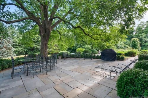 42 Drum Hl Rd, Wilton CT 06897-2412 exterior