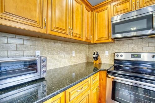 42 Apple St, Wallingford CT 06492-2904 exterior