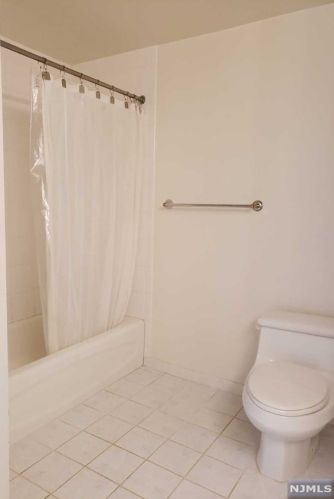 305 Stockton Ct, Edgewater NJ  07020-1671 exterior