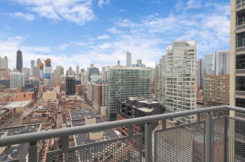 720 Larrabee St, Chicago IL  60654-1874 exterior