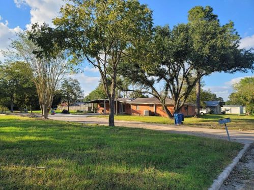 2115 10th St, Hempstead TX  77445-6736 exterior