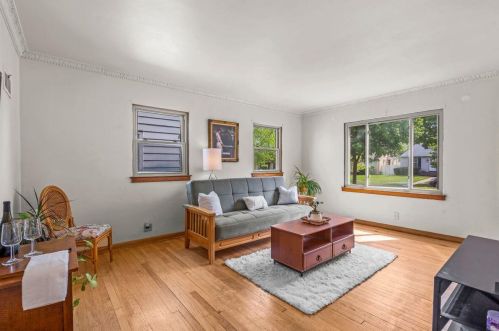 4321 64th St, Milwaukee, WI 53216-1152