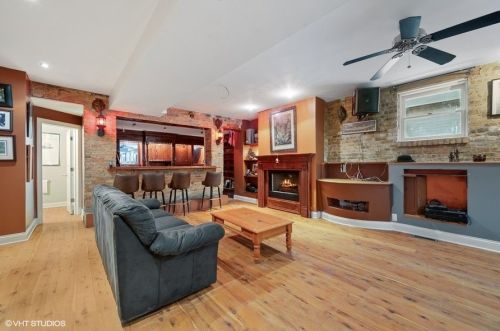 1342 Roscoe St, Chicago IL 60618-5132 exterior