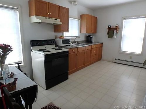 47 Maple St, Manchester CT 06040-5527 exterior