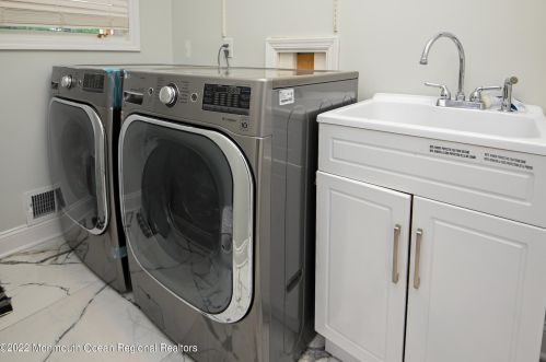 3 Arlene Dr, West Long Branch NJ 07764-1153 exterior