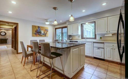 55 Mtn Brk Rd, North Haven CT 06473-1019 exterior