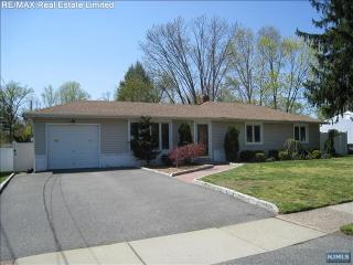 363 5th Ave, River Edge NJ  07661-1112 exterior