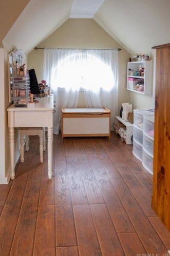 11 Hathaway Ave, Enfield CT 06082-4308 exterior