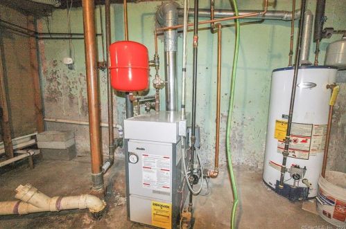 315 Bingham St, New Britain CT 06051-3824 exterior