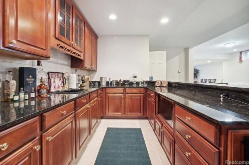 2511 Golf Crst Dr, Rochester MI 48309-4063 exterior