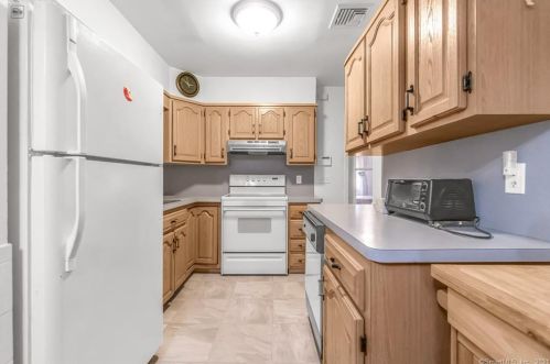 15 Hollywood Ave, Milford CT 06460-4214 exterior