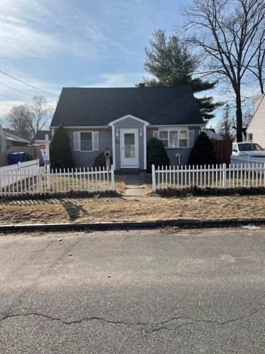 52 Pheland St, Springfield, MA 01109-1318