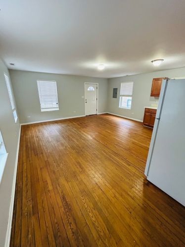 2830 77th Pl, Chicago IL 60649-4852 exterior