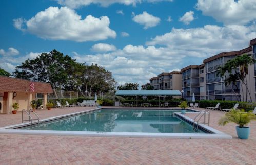 6200 2nd Ave, Boca Raton FL 33487-2657 exterior