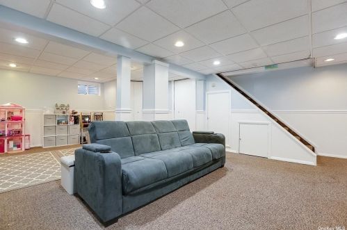 69 Kendrick Ln, Huntington Station NY 11746-7829 exterior