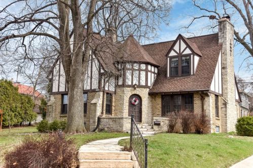 10441 Grantosa Dr, Milwaukee, WI 53222-2205