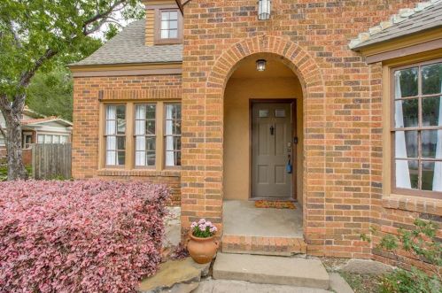 233 6th St, Dallas, TX 75203-1320