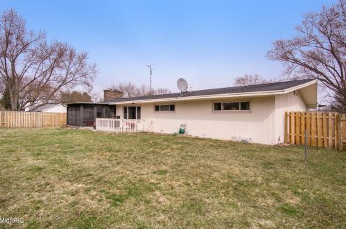 8696 Mdw Ln, Berrien Springs MI 49103-1426 exterior