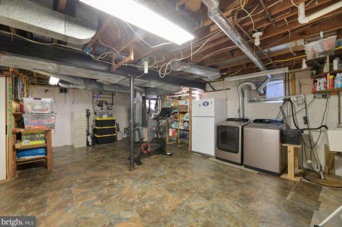 1712 Oakcrest Dr, Alexandria VA 22302-2336 exterior