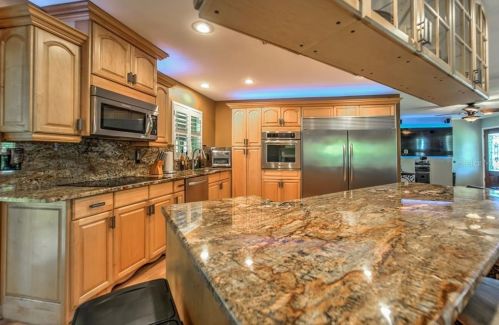 8919 Arrawana Ave, Tampa FL 33614-1810 exterior