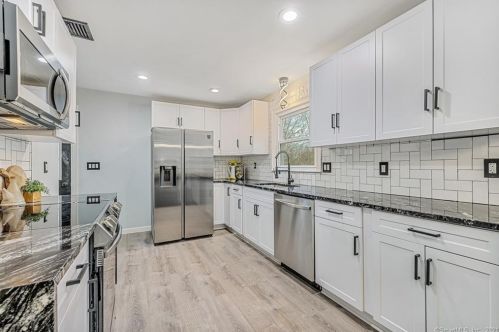 123 Clover St, Windsor CT 06095-3707 exterior