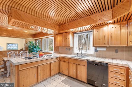 3738 Levy Ln, Huntingdon Valley PA 19006-3108 exterior