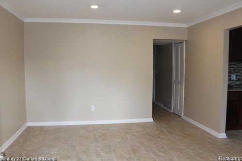 6198 Mayburn St, Dearborn Heights MI  48127-3211 exterior