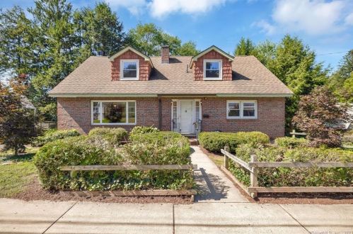 19 Cedar St, Enfield, CT 06082-4622