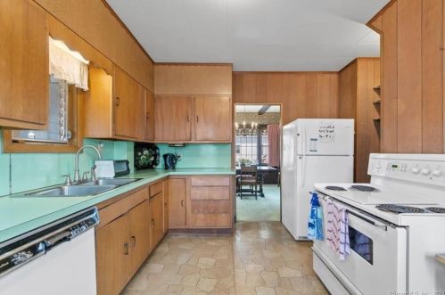 179 3 Ave, Milford CT 06460-5248 exterior