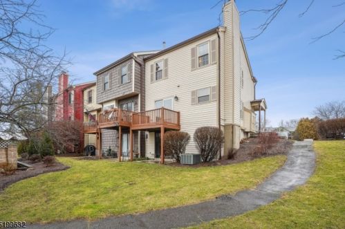 5 Duck Hawk Ct, Hackettstown, NJ 07840-3307