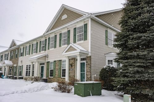 2098 Clover Ridge Dr, Chaska, MN 55318-2953