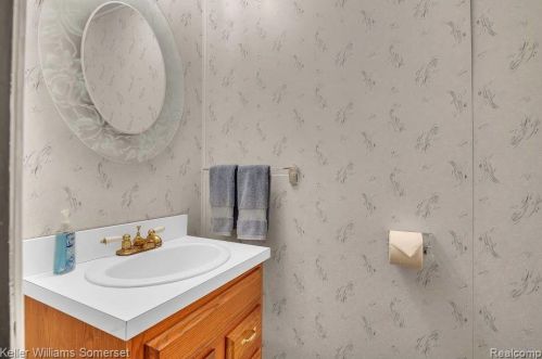 737 Kirts Blvd, Troy MI 48084-4863 exterior