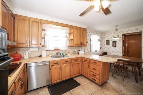 7 Curtis Ct, North Haven CT 06473-3921 exterior