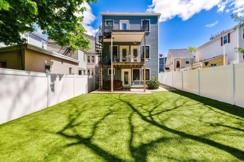 3 Middle St, Boston, MA 02127-2718