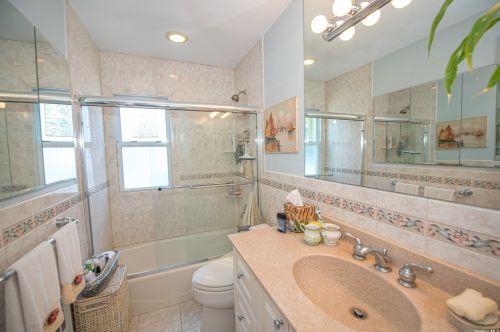 22 Darewood Ln, Valley Stream NY 11581-2408 exterior