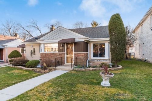 3935 Greenleaf Ave, Chicago, IL 60712-2525