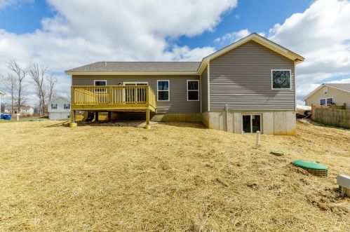 150 Village Circle Dr, Winfield MO 63389-2051 exterior